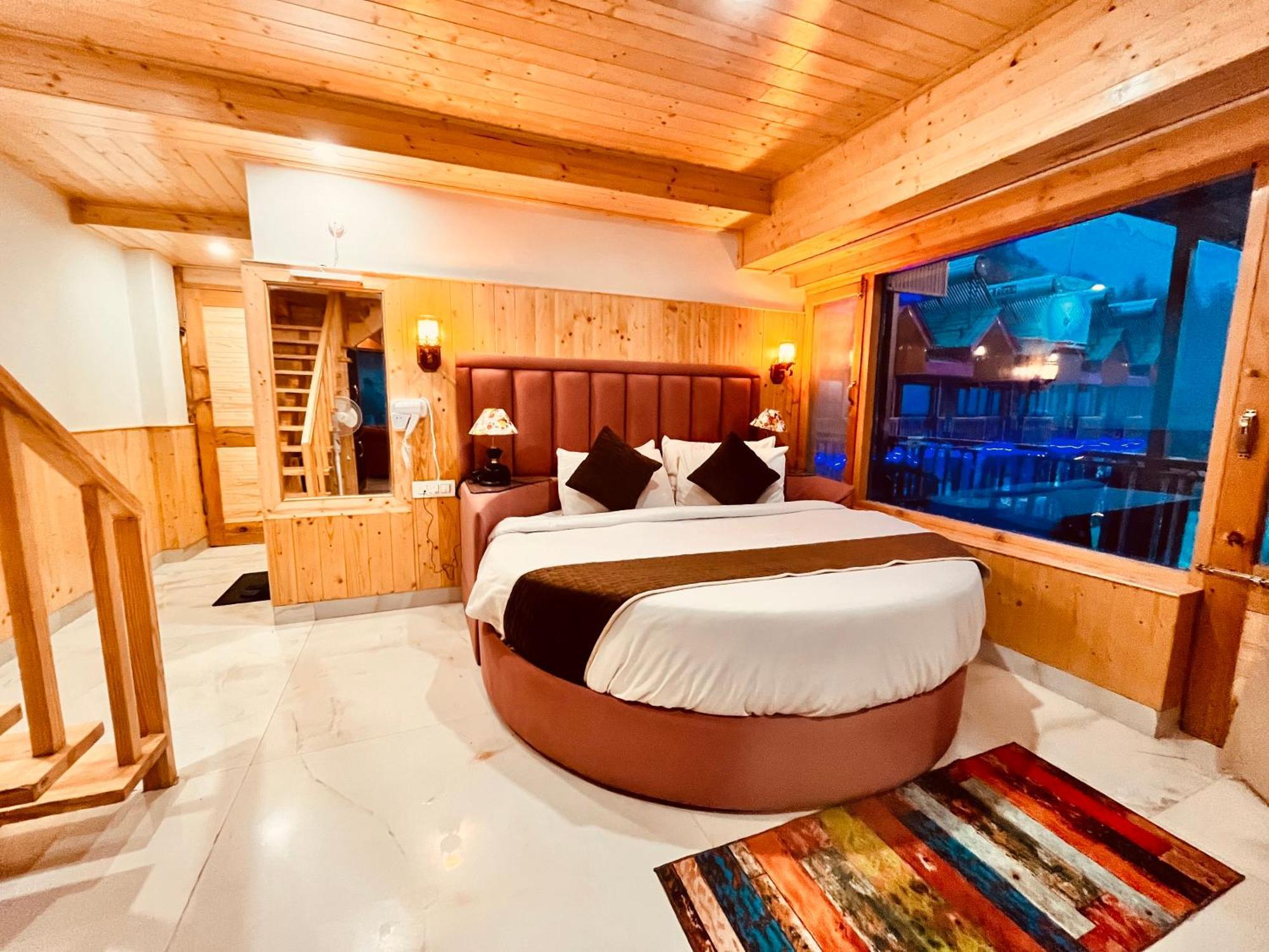 Himalayan Fort Resort, Manali - ! Riverside Property !! Big Lawn With Bonfire !! Best Selling !! Scenic River & Mountais View !! Big Parking !! Luxury Balcony Rooms !! Playing Zone !! Property Of The Year ! M 98160-43600 外观 照片